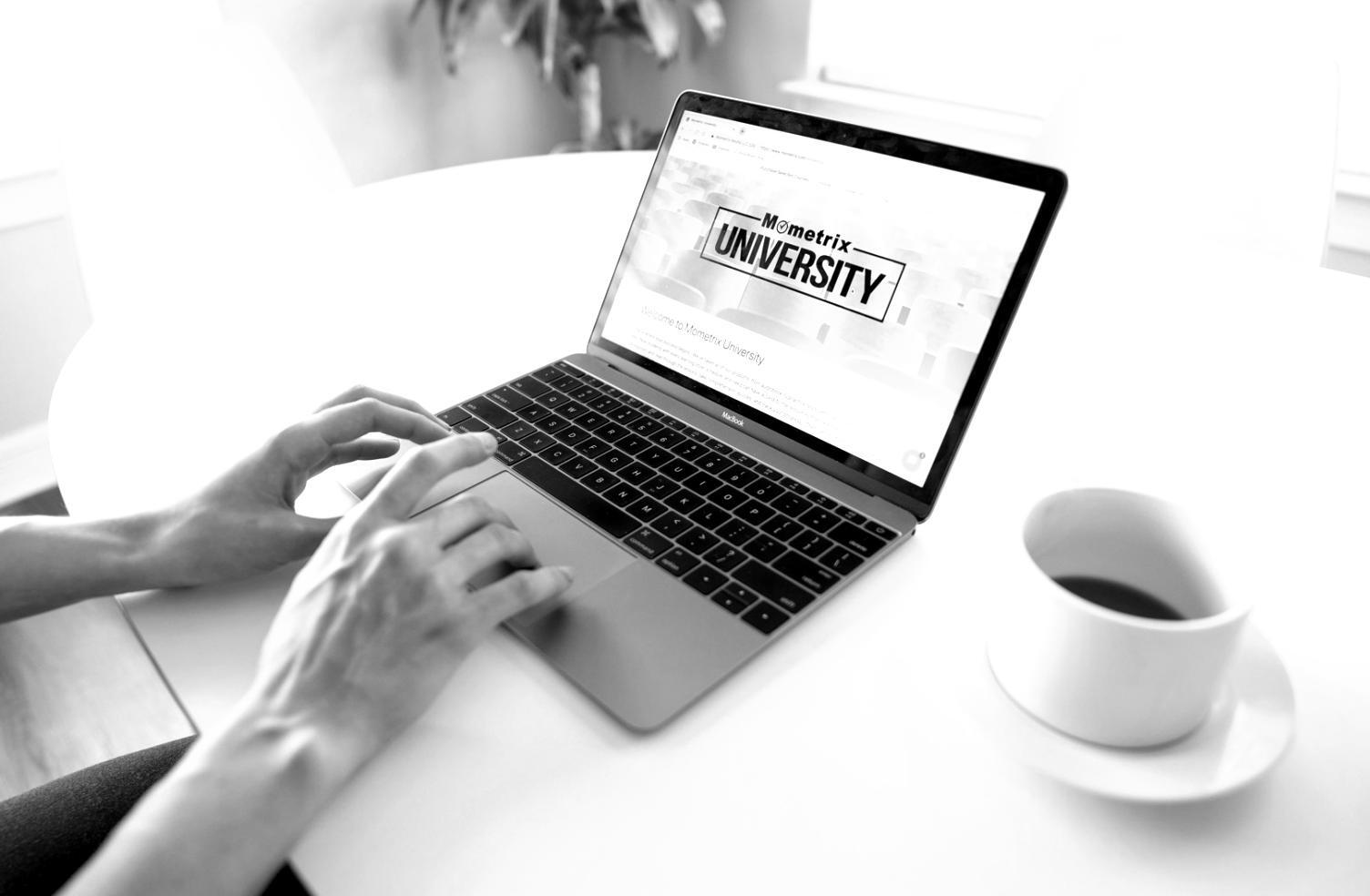 Équipe de travail analysant des documents financiers lors d'une réunion de validation budgétaire