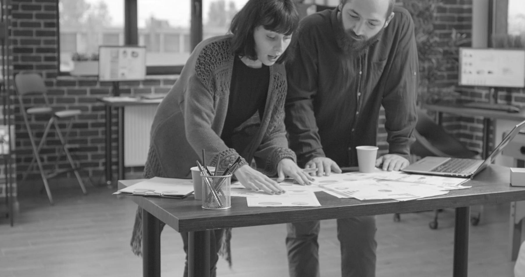 Espace de travail avec documents budgétaires et outils de planification financière